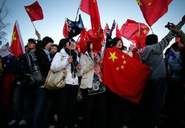 和朋友们出去玩，妻子们说AA制但是其中一个人的老公掏钱了还用AA制还回去吗？